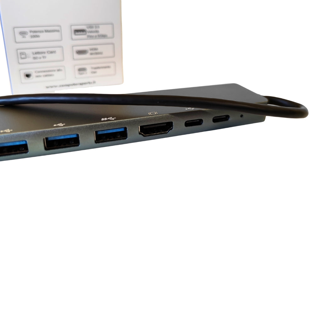 Dettaglio porte Docking Station USB-C 10 in 1: HDMI 4K, USB 3.0, USB-C PD per ricarica rapida e trasferimento dati. Dettaglio porte Docking Station USB-C 10 in 1: HDMI 4K, USB 3.0, USB-C PD per ricarica rapida e trasferimento dati.